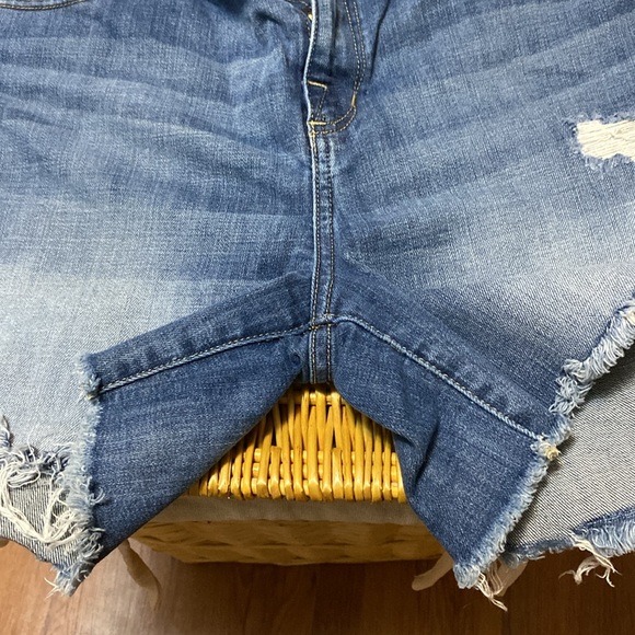 Rock & Republic Jean Short 16 - Picture 7 of 9